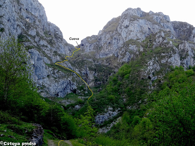 Valle de Ozanía y camino hasta su cueva en Picos de Europa.