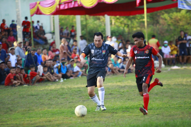 Warga Kecamatan Belida Darat Antusias Nonton Ridho Yahya Main Sepak Bola