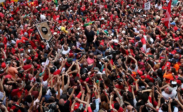 Ex-presidente Lula empunha bandeira do Brasil durante comício em São Bernardo do Campo, realizado após ele ser libertado da prisão