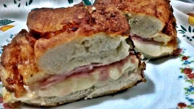 Corte bocadillo frito de jamón y queso