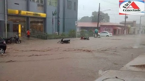 Chuva e temporal forte deixa o centro de Brejo-Ma inundado