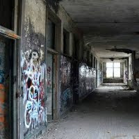 GenieFunGames Abandoned School Hallway Escape