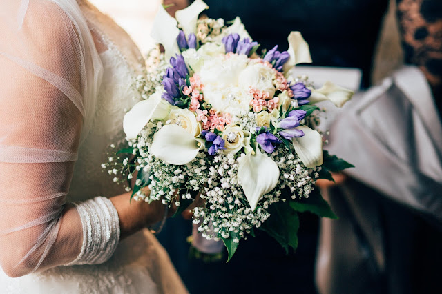 Bouquet sposa bianco e viola 