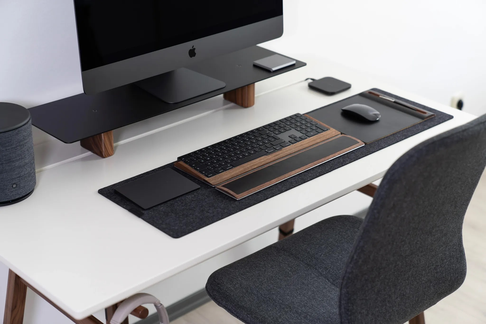 6 Must-Have Office Desk Accessories