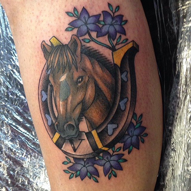 fotos de tatuajes de caballos para mujeres