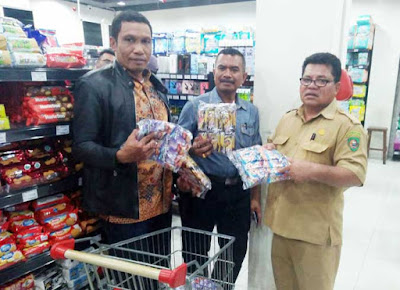 Ambon, Malukupost.com -  Komisi C DPRD Maluku dan Dinas Perindustrian dan Perdagangan (Disperindag) Maluku melakukan inspeksi mendadak (sidak) ke sejumlah swalayan atau Minimarket di Kota Ambon, Selasa (12/12).  Berdasarkan pantauan Malukupost.com, saat melakukan monitoring produk pangan tersebut, petugas Disperindag menemukan sejumlah Permen dan Saos Ortega Taco dalam kemasan botol, yang sudah kadaluarsa di sejumlah Minimarket.  Sidak yang dilakukan Komisi C DPRD Maluku dengan Disperindag serta melibatkan Reskrimsus Polda Maluku dimulai dari Swalayan Oasis di Jalan AJ. Patty, Swalayan Super Mart di Jalan Diponegoro, Swalayan Fris Fresh Market di Jalan Rijali dan berakhir di Foodmart Plaza Ambon, namun petugas tidak menemukan makanan maupun minuman, atau kemasan lainnya yang melanggar ketentuan. 
