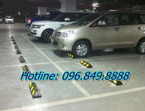 Cục chặn bánh xe lắp đặt tại tầng hầm Cục chặn bánh xe lắp đặt tại tầng hầm