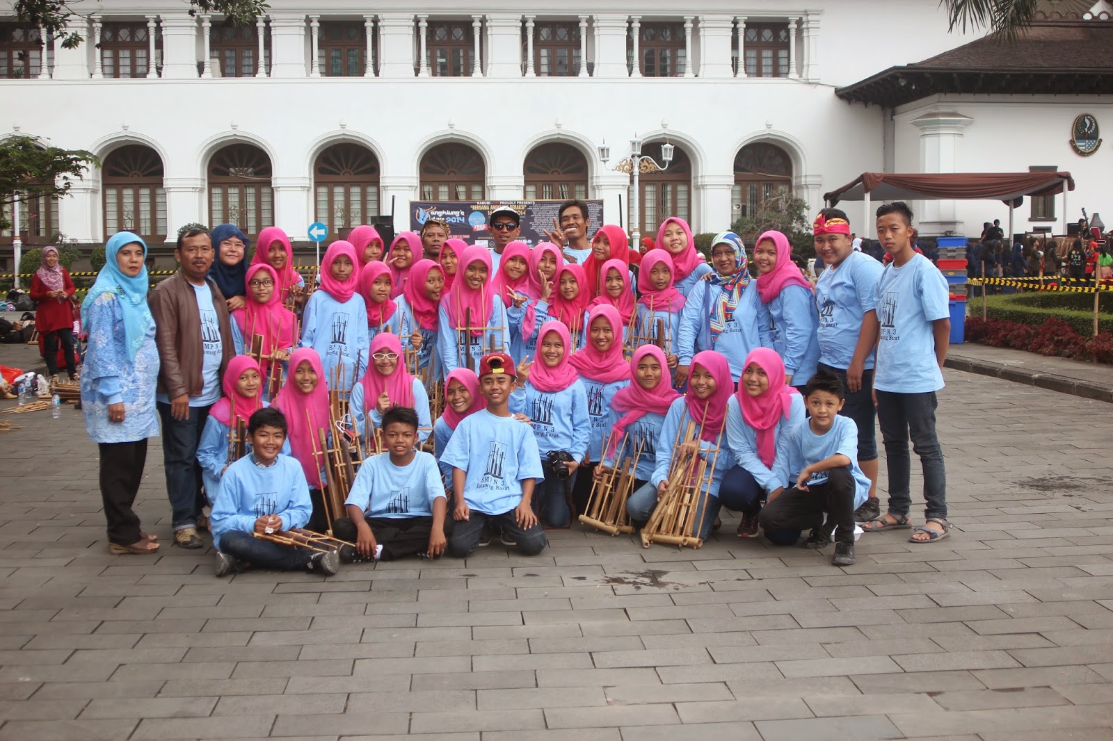 SMP NEGERI 3 KARAWANG BARAT: Penampilan Angklung SMPN 3 KARBAR PD Hari
