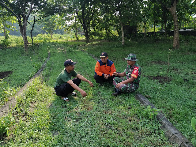 Babinsa Peleman Memintai Masyarakat  Waspadai Puting Beliung Saat Pancaroba