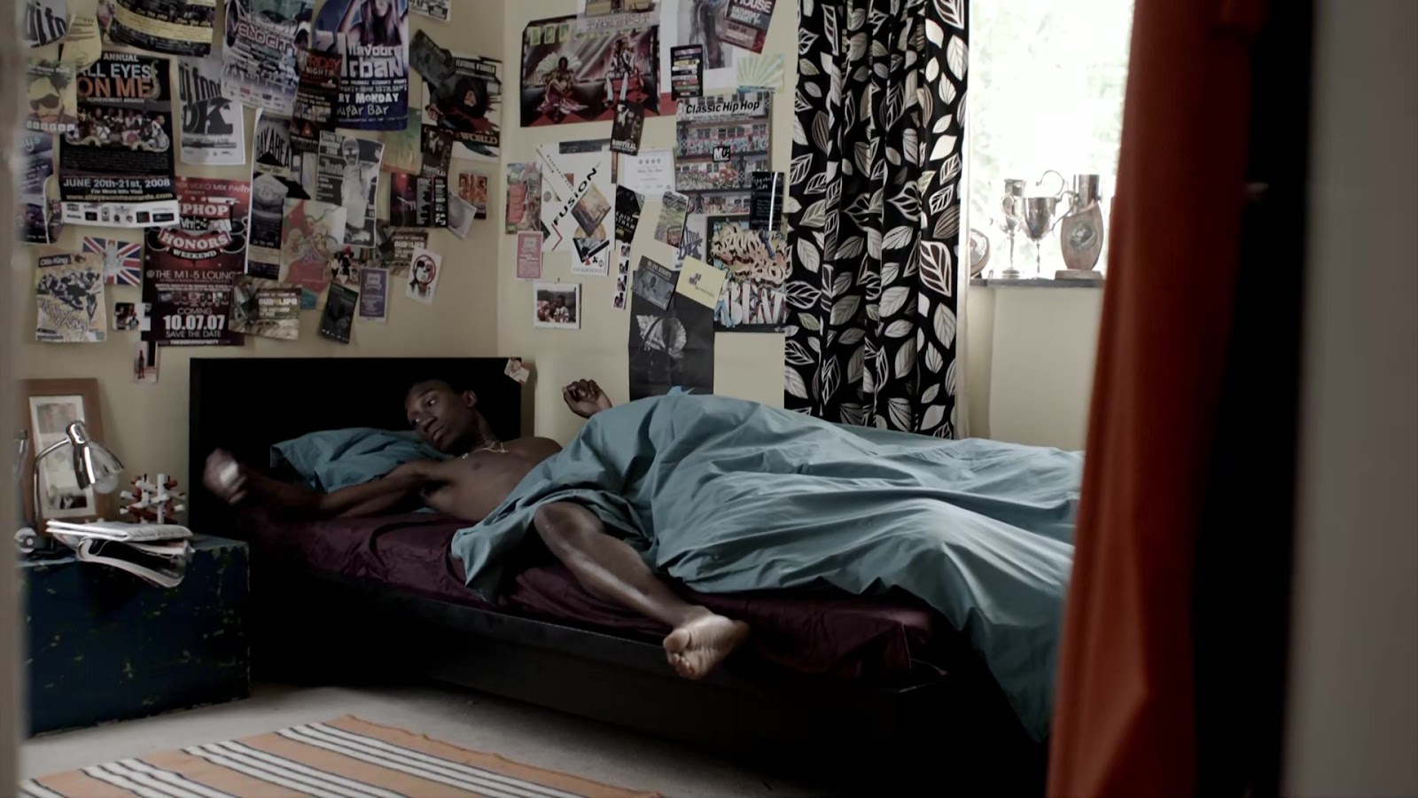 Nathan Stewart-Jarrett shirtless in Misfits 1-04 "Episode #1.4" .