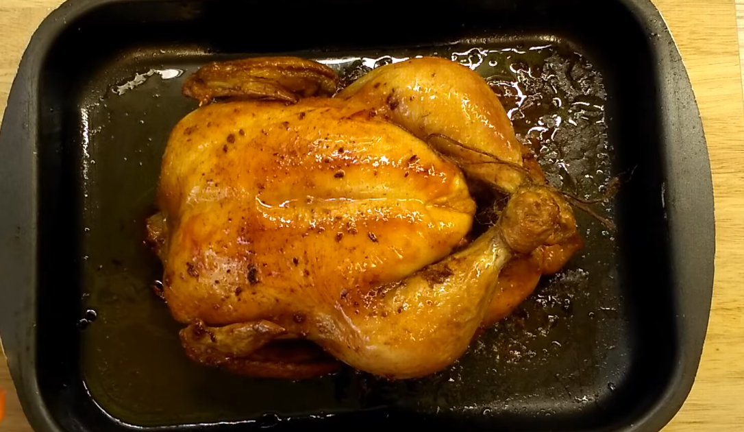 Запеченный бройлер. Курица в духовке. Курочка в духовке. Цельная курица в духовке. Целиковая курица в духовке.
