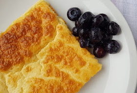 Rezept: Finnische Ofenpfannkuchen mit Blaubeeren vom Blech. Die Pfannkuchen aus dem Ofen sind praktisch und mit wenigen Zutaten zuzubereiten.