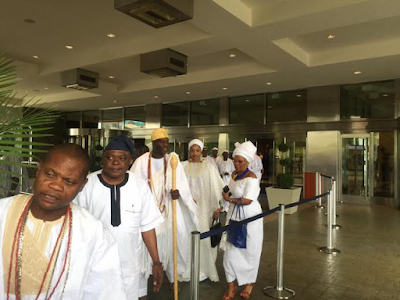 4 Photos: More Americans file out to see Oni of Ife and his entourage as they visit Maryland