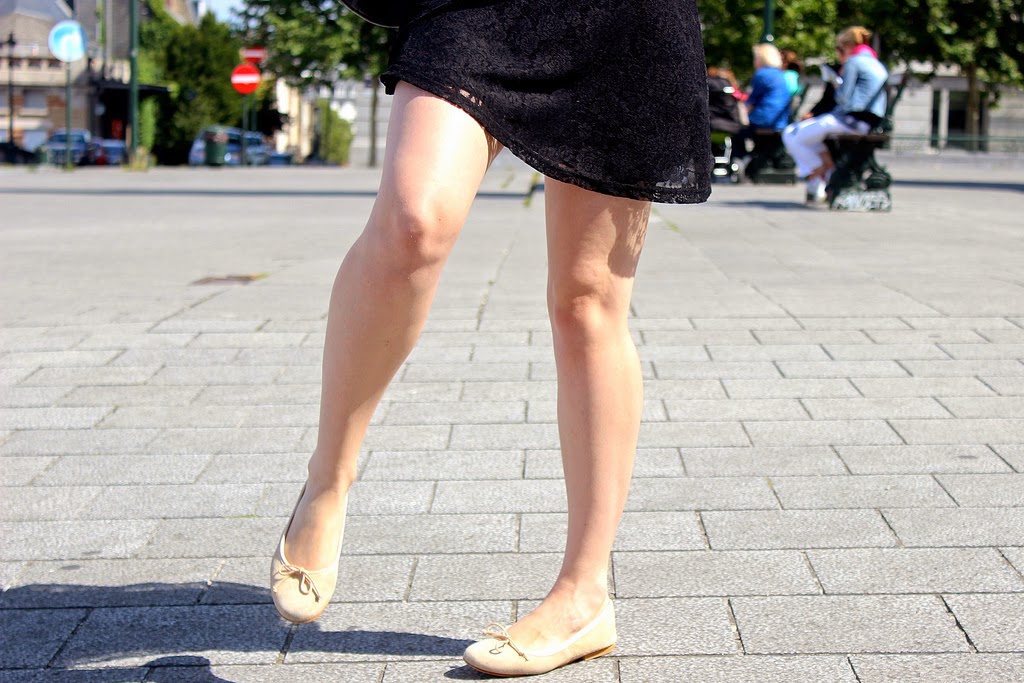 Ballet Slippers: Black mini skirt, white T-shirt, Black bag and Ballet ...