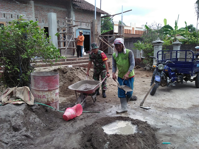 Bersama Warga, Babinsa Desa Bumiaji Gotong Royong Pembuatan Teras Bersama Warga, Babinsa Desa Bumiaji Gotong Royong Pembuatan Teras