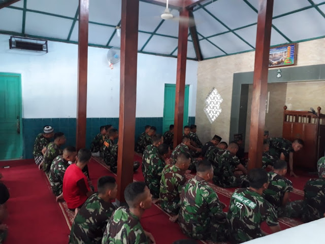Prajurit Satgas TMMD Melaksanakan Shalat Berjamaah Bersama Warga