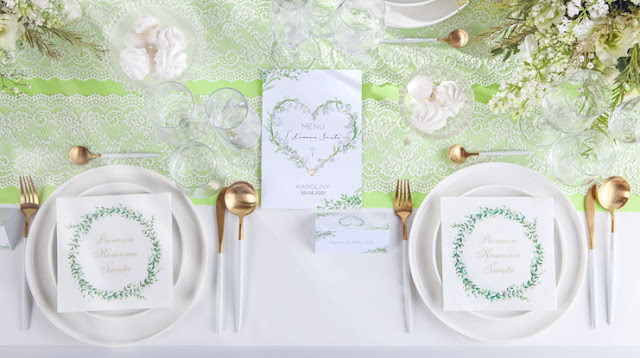 Zielone dekoracje na stół komunijny z konwaliami