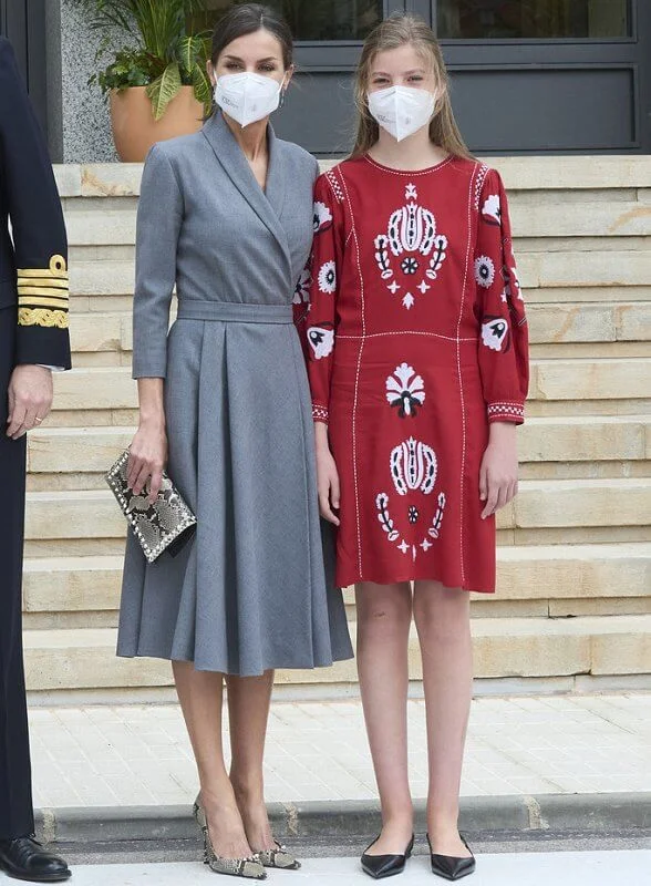 Crown Princess Leonor wore a white wool cashmere coat from Adolfo Dominguez, Infanta Sofia wore a new red sweater dress from Sfera