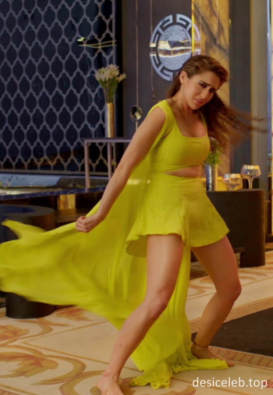 Sara Ali Khan Sexy thighs Husnn Hai Suhaana New Video Song, Sara Ali Khan boob pressed , Sara Ali Khan boobs, Sara Ali Khan ass grab ,Sara Ali Khan wet body, sara ali khan cleavage, sara ali khan semi nude , boob show, nip slip , pokies