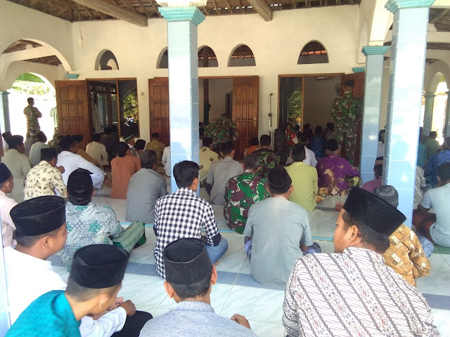 Anggota Satgas TMMD kodim 0725/Sragen Gelar Sholat Jum’at di Masjid Mustaqim Sendang Mulya