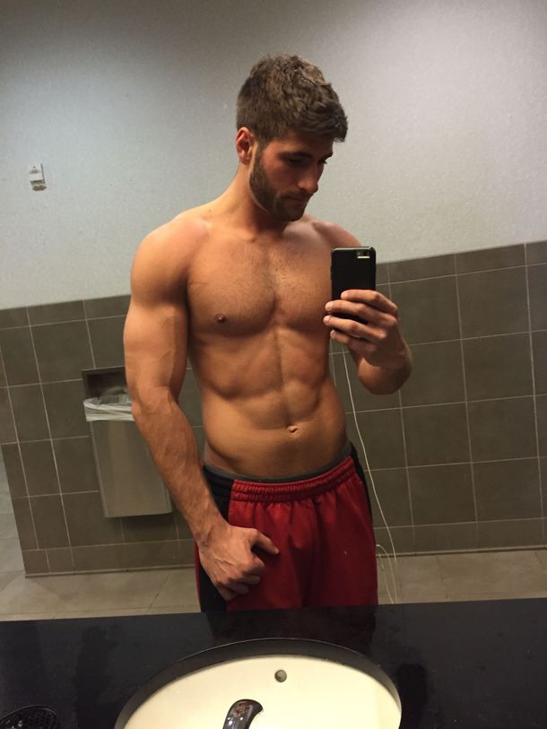 handsome-straight-dudes-shirtless-fit-body-selfie