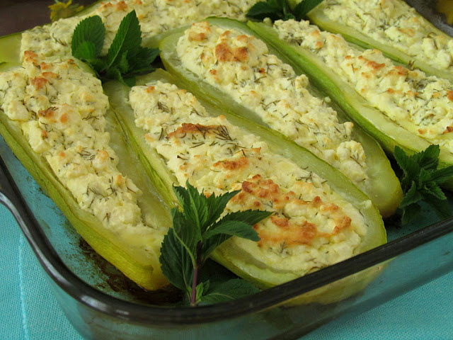 Запеченные кабачки фаршированные сыром (Fırında Peynirli Kabak Sandal)