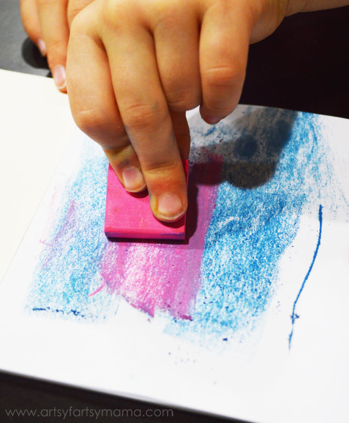 Preschool Chalk Color Mixing at artsyfartsymama.com #preschool #homeschool #chalk #kidscrafts