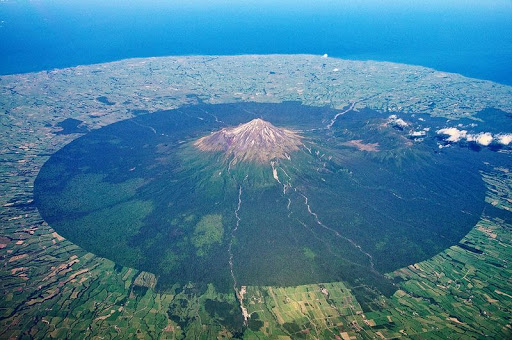 ミライノシテン円形すぎる山?ニュージーランドのタラナキ山、不自然な自然の正体は?【n】