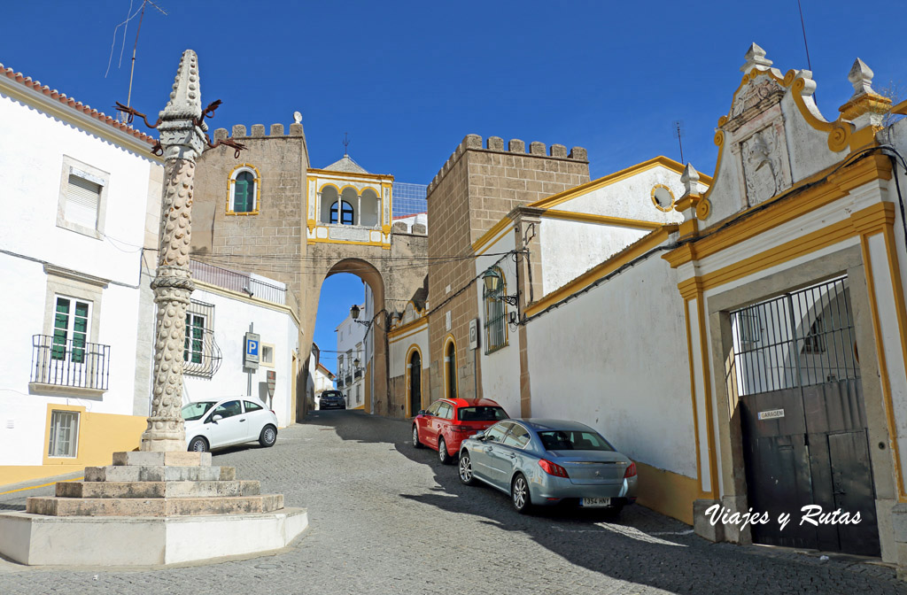 Pelourinho y Arco de Santa Clara de Elvas