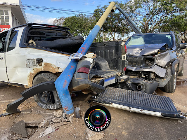 Semáforo é derrubado por veículo em grave acidente na Avenida Jorge Teixeira - FOTOS E VÍDEO