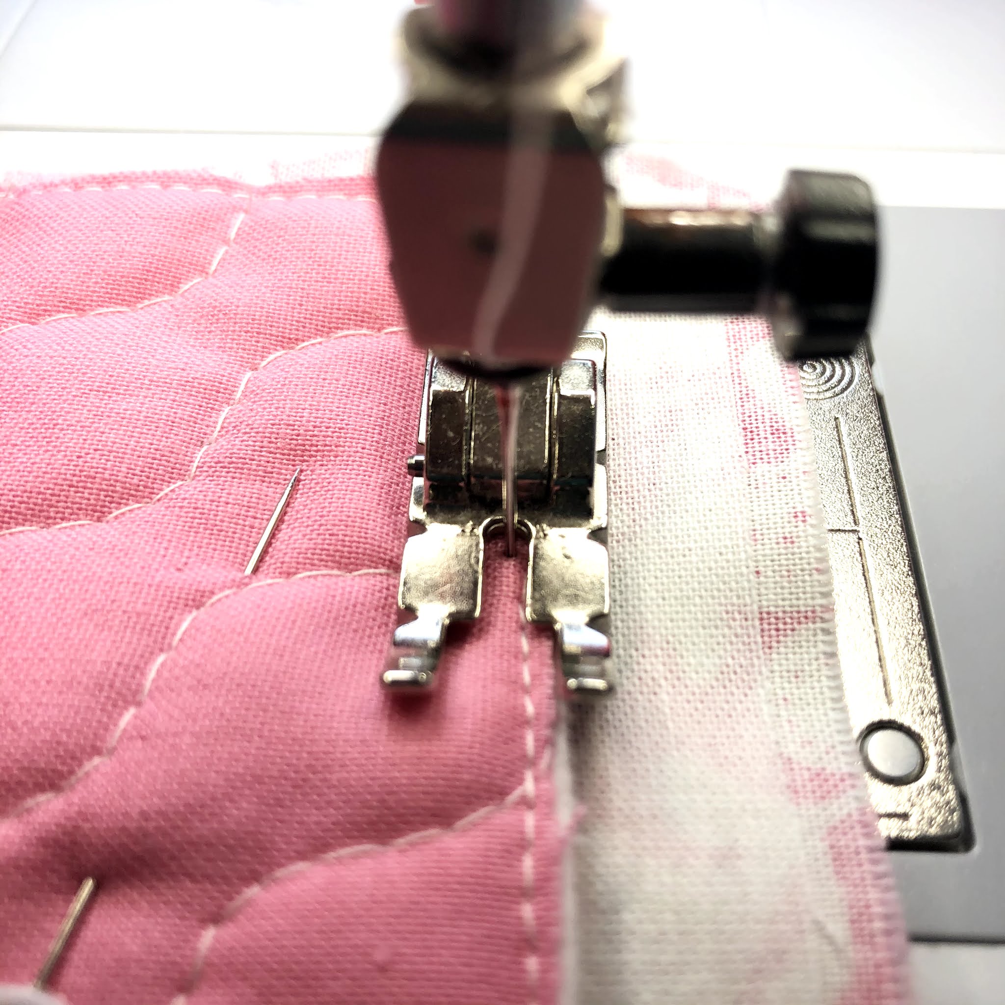 Miss Andrea Quilts Tutorial Pillow with Lapped Zipper Closure and Machine Binding