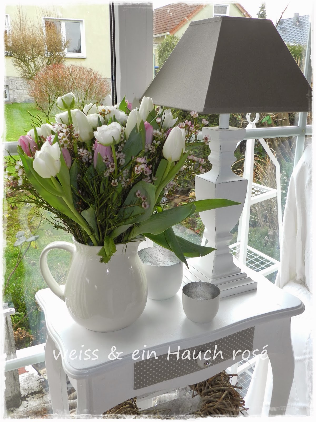 weiß & ein Hauch rosé: Wohnzimmer & Blumenstrauss...