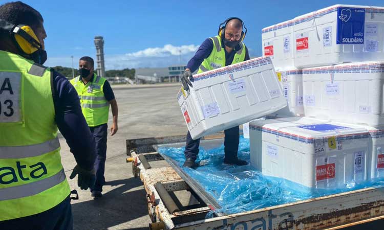 Lote com mais de 340 mil doses de vacinas contra Covid-19 chega à Bahia