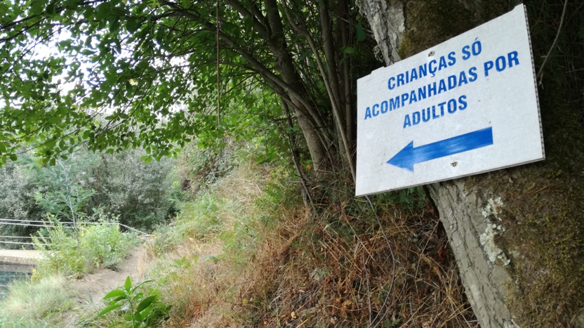 Crianças só acompanhadas por adultos Crianças só acompanhadas por adultos