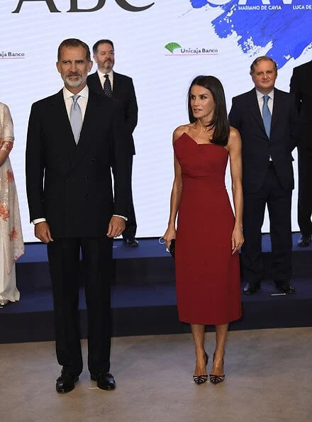 Queen Letizia wore a red dress by Roberto Torretta, a slingback pumps from Manolo Blahnik, she carried Bottega Veneta satin clutch