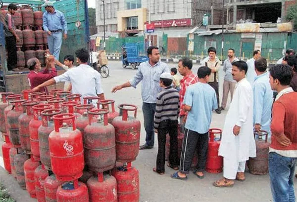 Relief to households! LPG Gas cylinders to cost Rs 100 less from Monday, New Delhi, News, Business, Narendra Modi, Budget, National