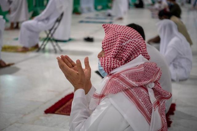 Seperti Ini Penampakan Sholat Subuh Berjamaah Perdana di Masjidil Haram di Tengah Pandemi Covid