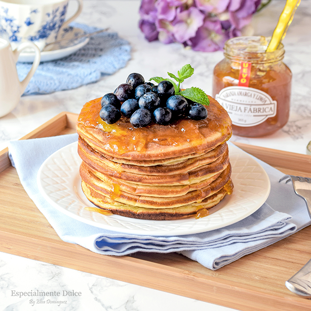 Pancakes esponjosos de yogur griego con mermelada de naranja