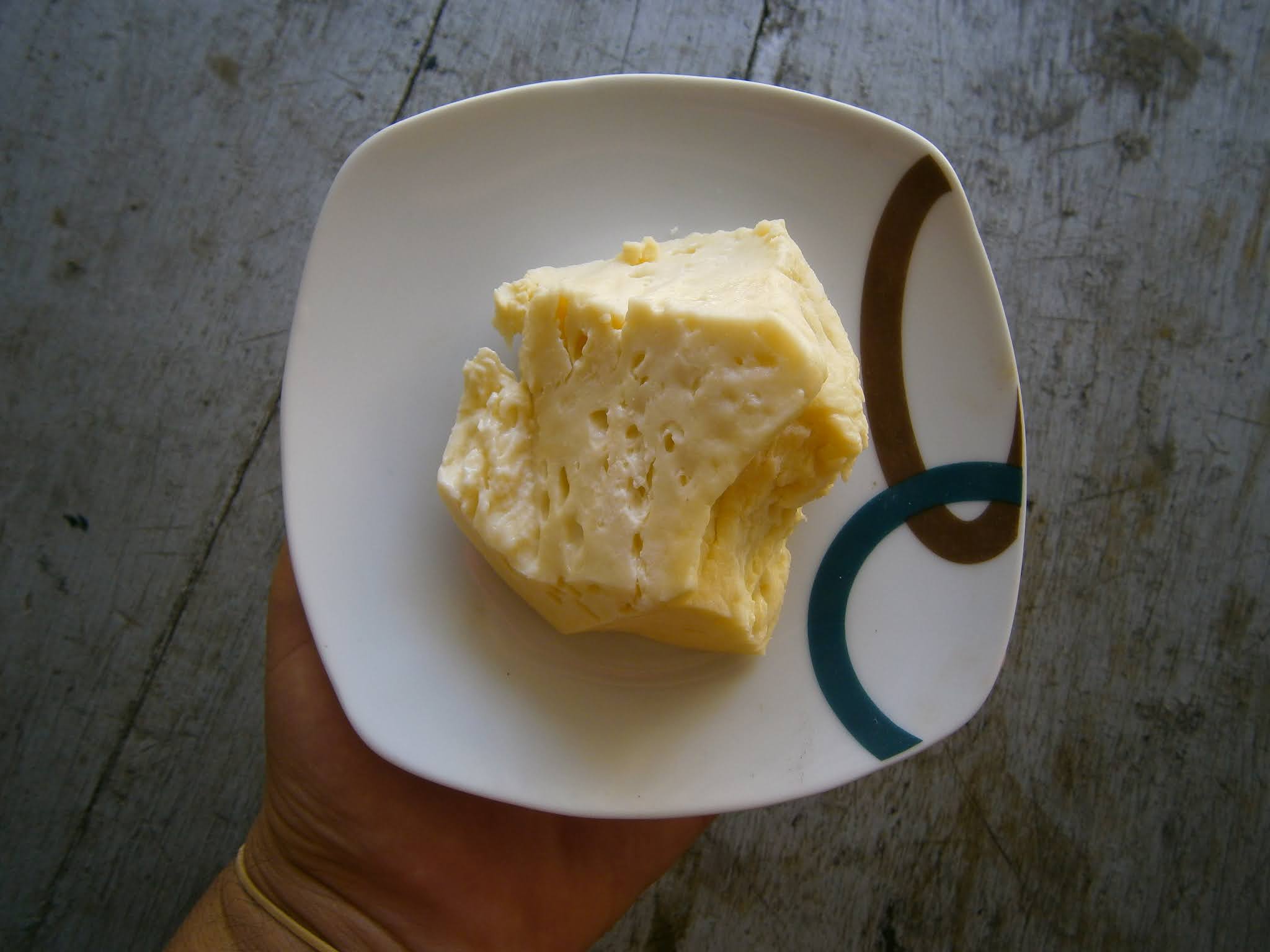 Queso llamado quesillo en Perú servido sobre una mesa de color plomo