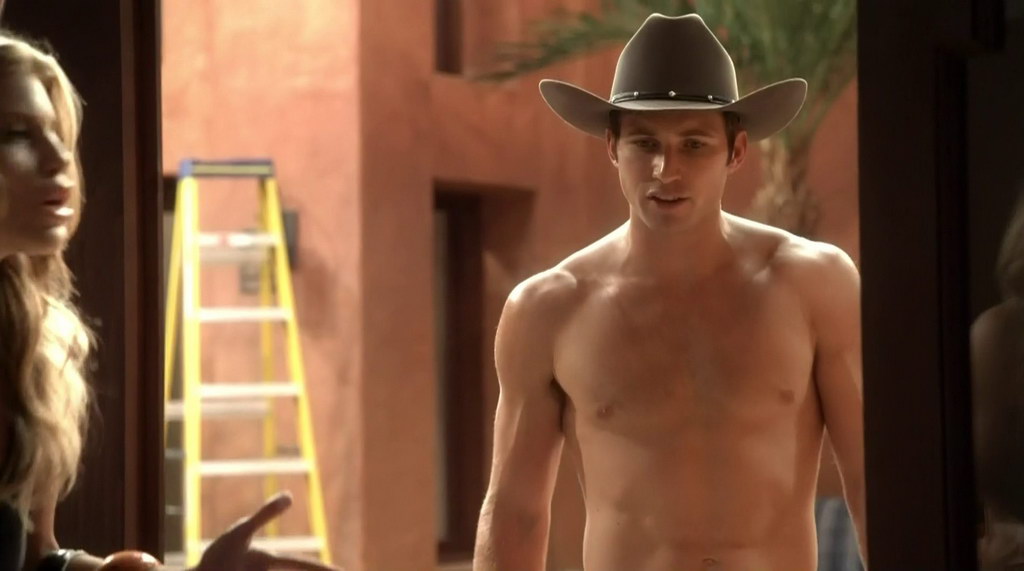 Justin Deeley Shirtless in 90210 s4e01.
