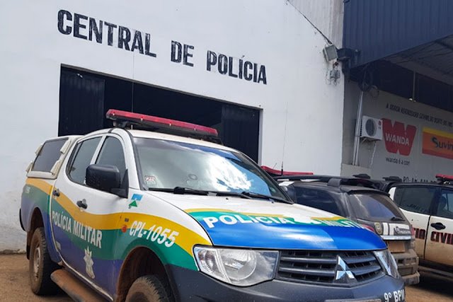 Após ameaçar pais idosos, suspeito tenta esfaquear policiais e destrói camburão da viatura no Bairro Areal 2 Após ameaçar pais idosos, suspeito tenta esfaquear policiais e destrói camburão da viatura no Bairro Areal