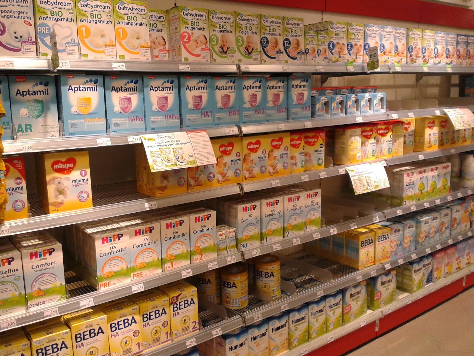 Regal mit Folgemilch in der Drogerie