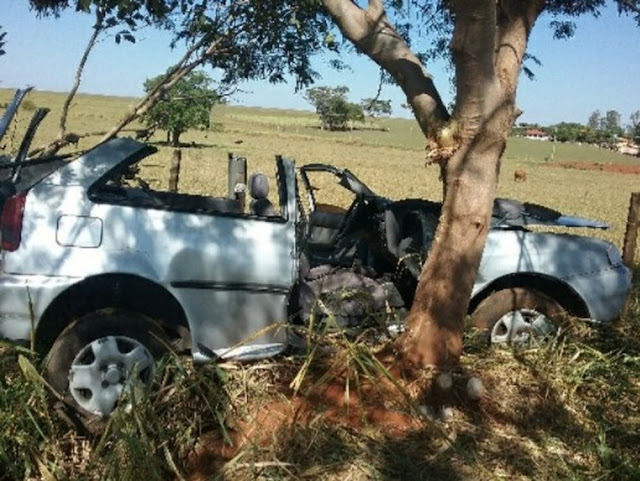 Motorista perde o controle da direção e bate carro em árvore em Ouro Verde Motorista perde o controle da direção e bate carro em árvore em Ouro Verde