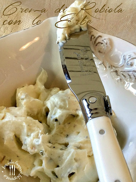 crema spalmabile di robiola con le erbe. e la metti dove più ti piace...