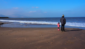 isä ja tytär rannalla, irlanti