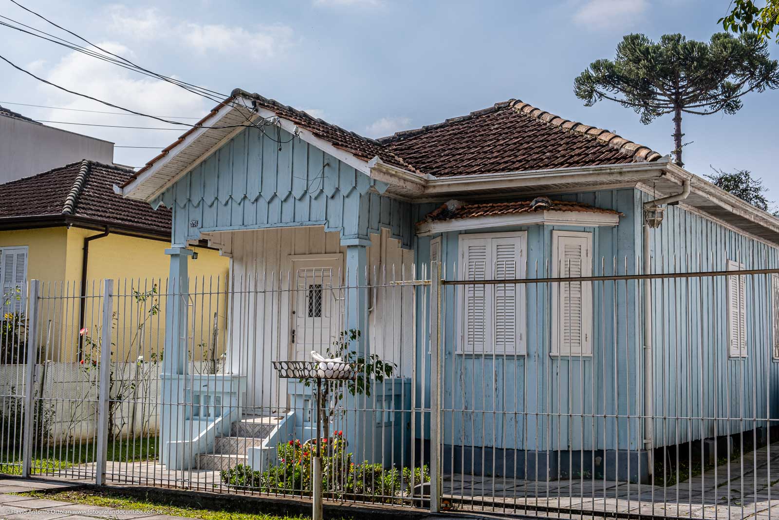 Fotografando Curitiba: Uma bonita casa de madeira pintada de azul