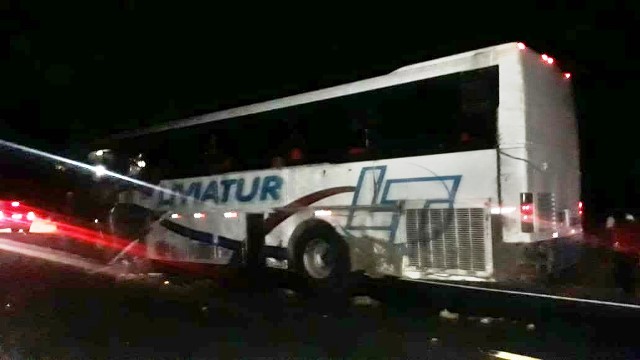 Acidente com ônibus que transportava estudantes deixa mortos em Guanambi