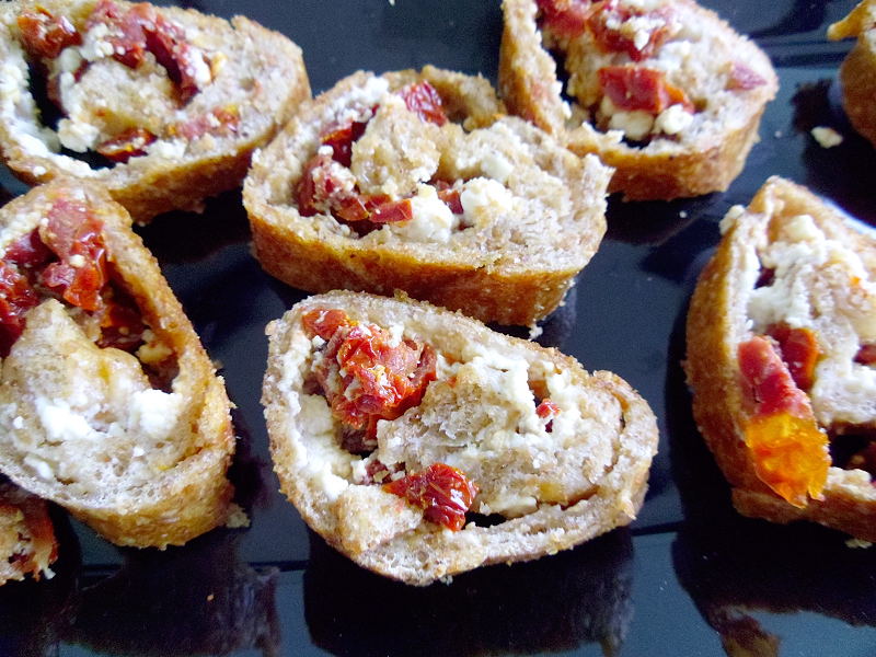 Gourmande ou passionnée...: Pain roulé feta et tomates confites
