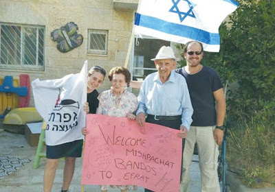 Félix y Feiga Bandos, de 94 y 90 años respectivamente, se unieron en Bergen-Belsen y pasarán sus últimos días en Israel. Habían intentado viajar a Medio Oriente durante el entonces Mandato Británico de Palestina, pero no lo lograron.