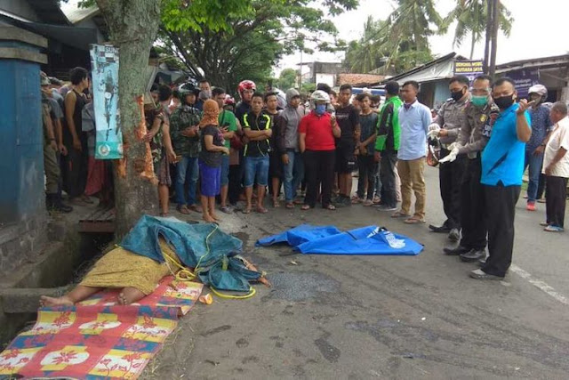 Saat Gelar Tikar Duduk di Pinggir Jalan, Keluarga Pengemis ini Malah ditabrak Mobil, Innalillahi